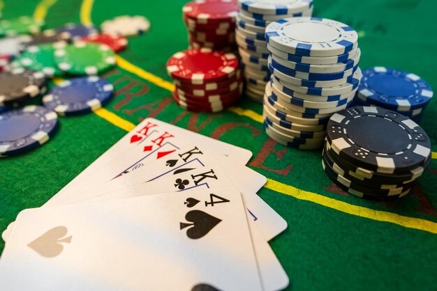 Live Qiu Qiu table on jpdewa showing dealer, community cards, and player positions